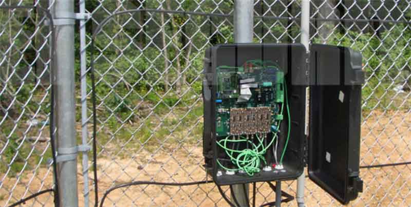 FiberSensor™ detects intrusion attempts at existing fence or palisade barriers by means of motion and vibration disturbance. To provide uniform detection and to enhance sensitivity, the sensor cable is attached to the existing fence by steel wire ties.
