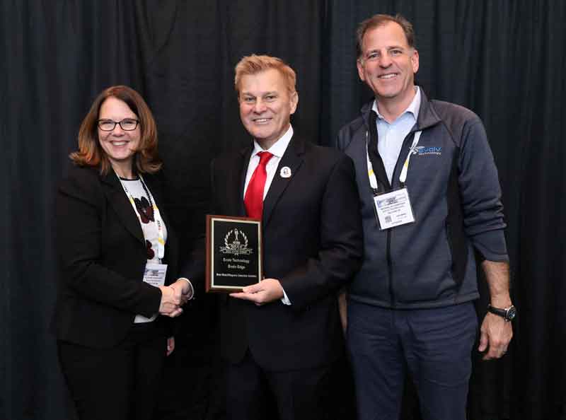 Suzanne Konigsberg, Product Marketing and Michael Ellenbogen, CEO of Evolve Technology accepting a 2018 ‘ASTORS’ Award at ISC East.