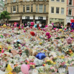 1996-Manchester-bombing_floral_tribute_panorama_(02)