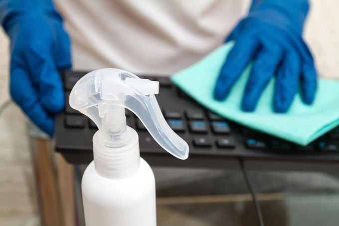 Solutions based on isopropyl and ethyl alcohol are also suitable. However, the cleaning solution should never be sprayed or poured directly onto the keyboard.